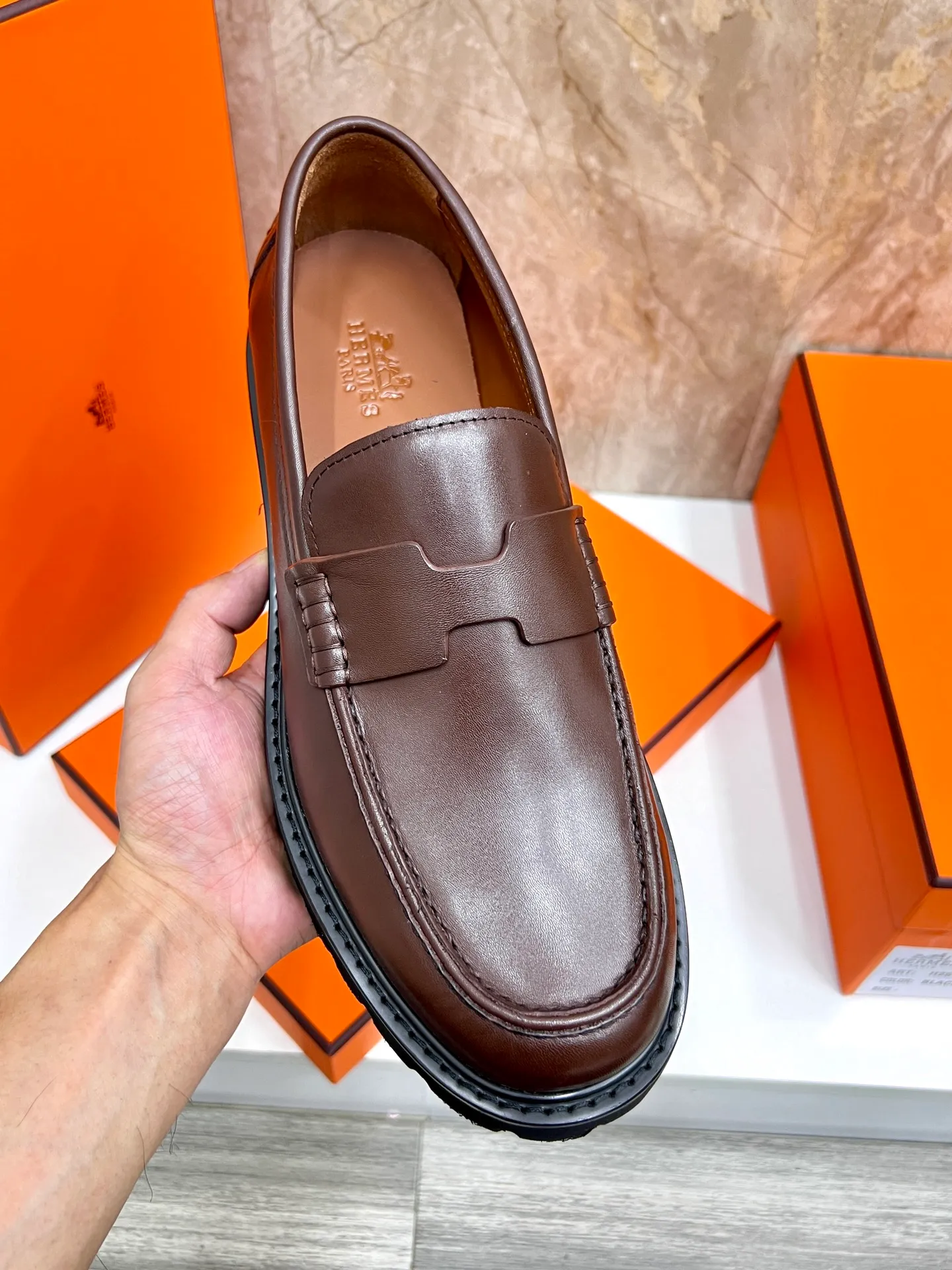 Original order quality P840 Brand: Hermès Standard code: Men's code: 39.40.41.42.43.44. (38.45 custom-made Grade: Same as the official website Original order quality Material: Original cowhide Original breathable cowhide lining Original outsole Style category: Men's fashionable casual leather shoes Color: Actual picture